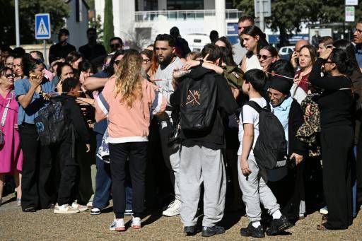 Padres y madres de escolares les abrazan a la salida del centro de secundaria Joseph-Lakanal tras el tiroteo en que el director resultó herido por un disparo de escopeta, el 12 de octubre de 2026 en Aubagne, al sureste de Francia