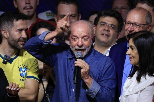 El presidente de Brasil, Luiz Inácio Lula da Silva (C), habla tras conocer los primeros resultados de la segunda vuelta de las elecciones presidenciales, en Sao Paulo, Brasil, el 25 de octubre de 2026.