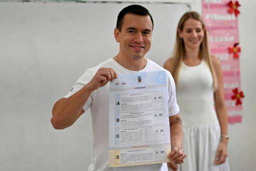 El presidente de Ecuador, Daniel Noboa, vota en el referéndum, acompañado por su esposa, Lavinia Valbonesi, el 16 de noviembre de 2025 en Olón