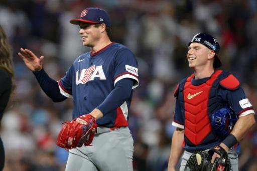 Los jugadores estadounidenses Mason Miller (izq.) y Will Smith celebran la victoria sobre República Dominicana en un partido del Clásico Mundial de béisbol, en Miami, el 15 de marzo de 2026