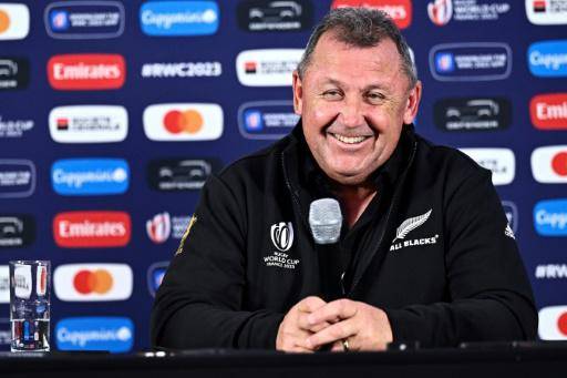 El entonces seleccionador de rugby de Nueva Zelanda, Ian Foster, anuncia su lista de convocados para la final del Mundial el 26 de octubre de 2023 en Rueil-Malmaison, cerca de París