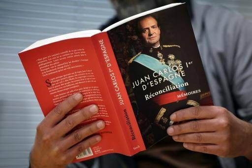Esta foto tomada en Madrid el 13 de noviembre de 2025 muestra a una persona sosteniendo la edición francesa de las memorias del rey emérito Juan Carlos