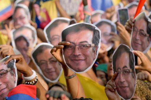 Unos manifestantes muestran imágenes del presidente Gustavo Petro en la Marcha por la Soberanía y la Democracia contra las amenazas del mandatario de EEUU, Donald Trump, a Colombia, en Cali, el 7 de enero de 2026
