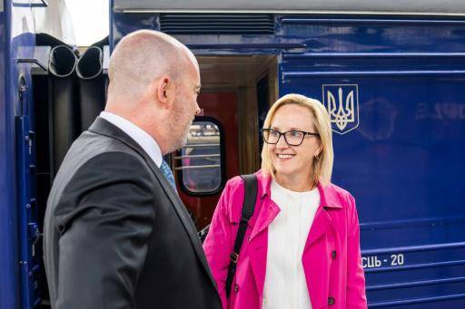 Julie Davis asumió sus funciones como principal diplomática estadounidense en Kiev, tras llegar en tren el 5 de mayo de 2025