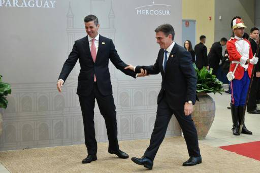 El presidente de Paraguay, Santiago Peña (izq.), recibe a su homólogo de Bolivia, Rodrigo Paz, en el 68ª Cumbre del Mercosur, en Luque, el 30 de junio de 2026