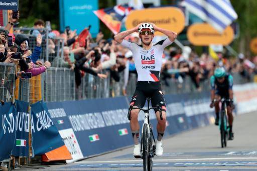 El corredor español del UAE Team Emirates - XRG, Igor Arrieta, celebra su victoria en la 5ª etapa del Giro de Italia 2026, entre Praia a Mare y Potenza, el 13 de mayo de 2026