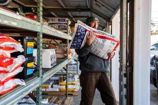 Un hombre compra fundente para nieve en preparación para una tormenta invernal en Maine