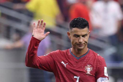Cristiano Ronaldo saluda a los hinchas después de quedar eliminado del Mundial 2026 con Portugal al perder ante España en octavos de final. En Arlington (cerca de Dallas, Texas, Estados Unidos), el 6 de julio de 2026