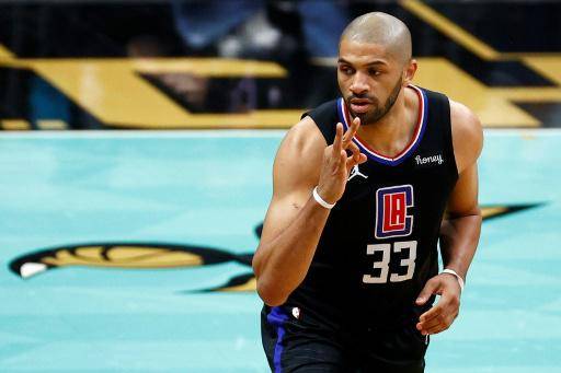 El francés Nicolas Batum celebra un triple anotado con Los Angeles Clippers el 13 de mayo de 2021