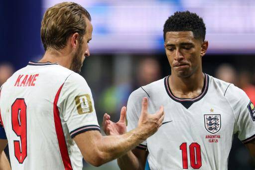 El centrocampista Jude Bellingham (d) y el delantero Harry Kane, de Inglaterra, se dan la mano tras perder la semifinal del Mundial de fútbol de 2026 entre Inglaterra y Argentina en el estadio de Atlanta, en Atlanta, el 15 de julio de 2026