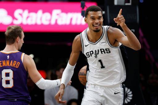 Victor Wembanyama tras una volcada en el partido entre los San Antonio Spurs y los Phoenix Suns el 14 de octubre de 2026