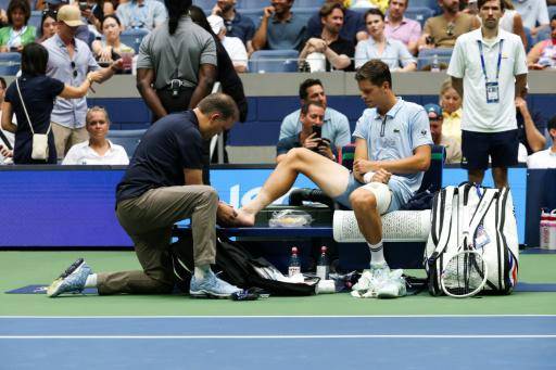 El belga Alexander Blockx recibe atención médica durante su derrota ante Karen Khachanov en cuartos del US Open el 9 de septiembre de 2026