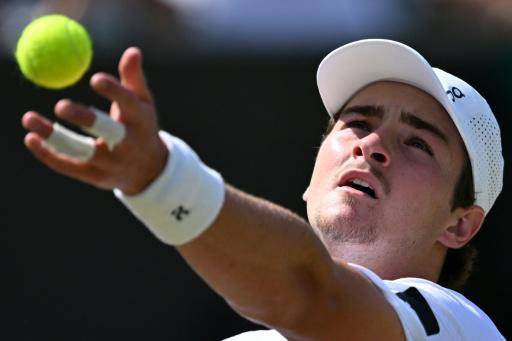 El tenista brasileño João Fonseca en su juego ante el ruso Roman Safiullin en Wimbledon, en el All England Lawn Tennis and Croquet Club, el 3 de julio de 2026