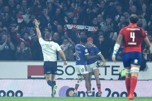 El wing francés Louis Bielle-Biarrey (centro, con la pelota) celebra un try contra Italia en partido de la tercera jornada del Torneo Seis Naciones de rugby, en el estadio Pierre-Mauroy de Villeneuve-d'Ascq, periferia de Lille (norte de Francia), el 22 de febrero de 2026