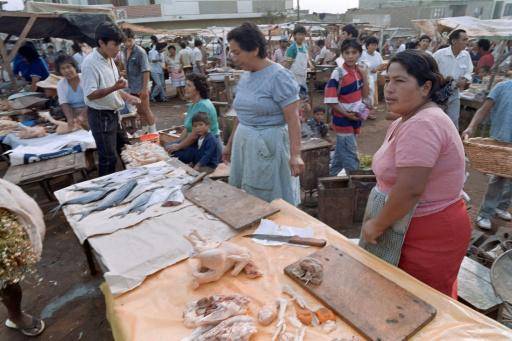 Unas mujeres venden pescado el 16 de febrero de 1991 en Chimbote, Perú