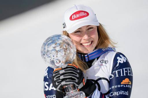 La esquiadora estadounidense Mikaela Shiffrin posa con el Globo de Cristal de ganadora de la general de la Copa del Mundo de esquí alpino, el 24 de marzo de 2026 en Lillehammer, Noruega