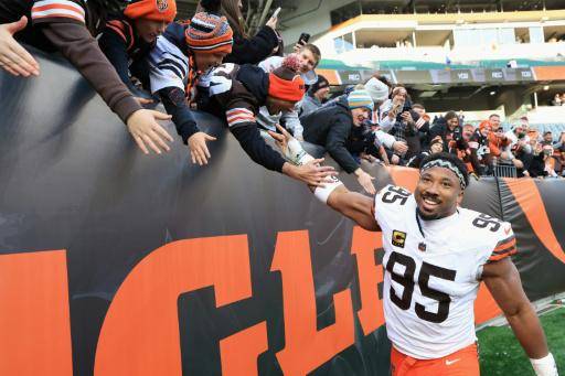 Myles Garrett celebra con aficionados de los Cleveland Browns tras batir el récord de sacks en una temporada de NFL el 4 de enero de 2026