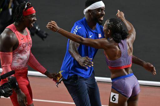 Jefferson-Wooden (derecha) se abraza con Kenny Bednarek (izquierda) después de que ambos ganaran los 200 m de los Ultimate Championships un día después de conquistar los 100 metros. En Budapest, el 13 de septiembre de 2026