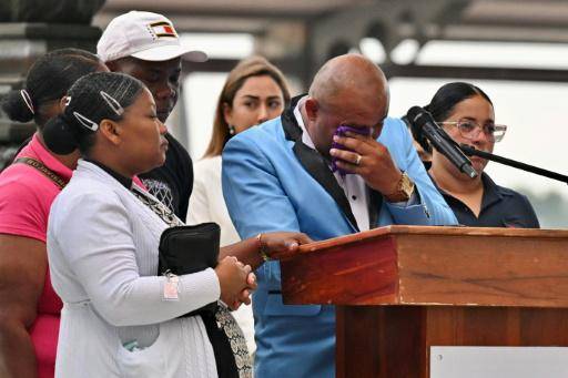 Luis Arroyo, padre de Josué e Ismael Arroyo, se emociona durante el acto para pedir disculpas por la desaparición y muerte de sus hijos y de dos menores más, el 4 de junio de 2026 en Guayaquil
