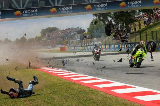 El piloto español Álex Márquez se cae durante el Gran Premio de Cataluña de Moto GP, en Montmeló, cerca de Barcelona, el 17 de mayo de 2026