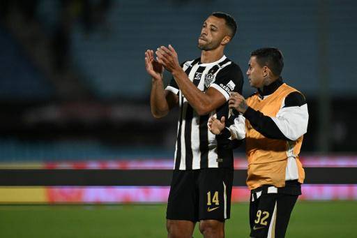 El defensor de Atlético Mineiro #14 Vitor Hugo junto a su compañero de equipo #92 Eduardo Pereira celebran tras el cierre del partido ante Torque que clasificó al equipo brasileño a la final de la Copa Sudamericana, en Montevideo, el 21 de octubre de 2026.