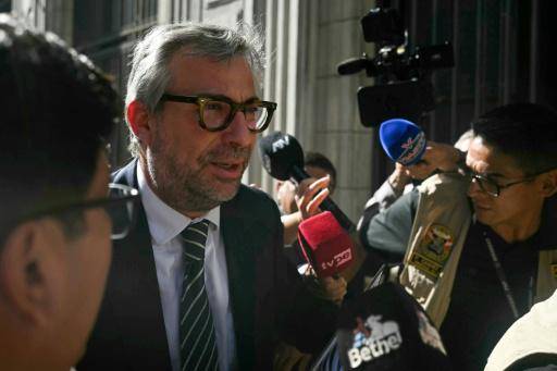 El exresponsable de la Oficina Nacional de Procesos Electorales de Perú (ONPE), Piero Corvetto, habla con la prensa a su llegada a la oficina de la fiscalía, en Lima, el 21 de abril de 2026