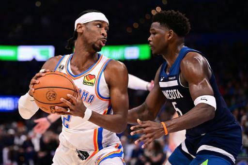 Shai Gilgeous-Alexander, de los Oklahoma City Thunder, maneja el balón frente a Anthony Edwards, de los Minnesota Timberwolves, durante la segunda mitad del partido de la NBA en el Paycom Center en Oklahoma City, Oklahoma, el 15 de marzo de 2026