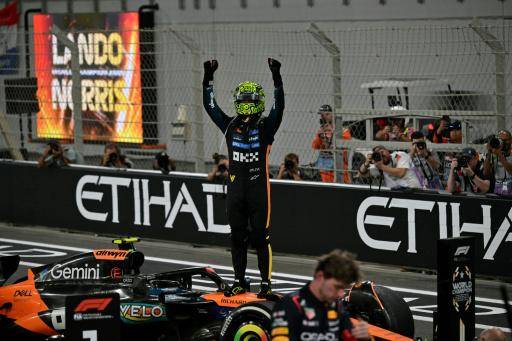 Lando Norris celebra el título de campeón del mundo de F1 tras acabar tercero en el Gran Premio de Abu Dabi, en el circuito Yas Marina, el 7 de diciembre de 2025