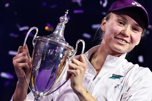 Elena Rybakina posa con el trofeo de campeona del Masters femenino de tenis de final de temporada tras ganar la final a Aryna Sabalenka. En Riad (Arabia Saudita), el 8 de noviembre de 2025