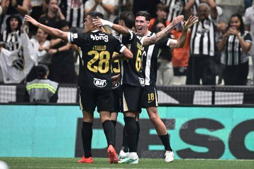 El delantero uruguayo del Atlético Mineiro, Thiago Borbas, celebra con sus compañeros tras marcar el tercer gol de su equipo durante el partido de ida de las semifinales de la Copa Sudamericana entre el Atlético Mineiro de Brasil y el Montevideo City Torque de Uruguay, en el estadio Arena MRV de Belo Horizonte, Brasil, el 14 de octubre de 2026