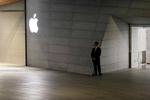 Un guardia permanece a la entrada de una tienda de la compañía Apple en Shanghái, el 4 de noviembre de 2025 en la ciudad china