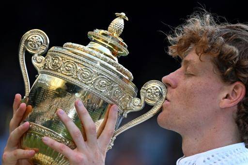 Jannik Sinner besa el trofeo de campeón de Wimbledon tras revalidar su título al ganar la final a Alexander Zverev. En el sudoeste de Londres, el 12 de julio de 2026