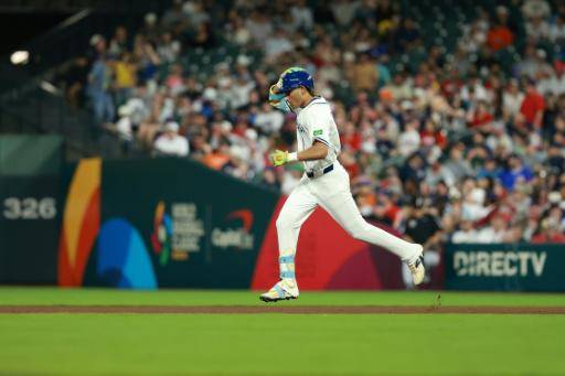 El brasileño Lucas Ramírez recorre las bases tras un jonrón frente a Estados Unidos en el Clásico Mundial el 6 de marzo de 2026