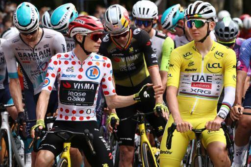 El ciclista danés Jonas Vingegaard, del equipo Visma, vistiendo el maillot de lunares de mejor escalador, habla con el esloveno Tadej Pogacar, del equipo UAE, que lleva el maillot amarillo de líder, en la salida de la 20ª etapa del Tour de Francia, entre Nantua y Pontarlier, el 26 de julio de 2025.