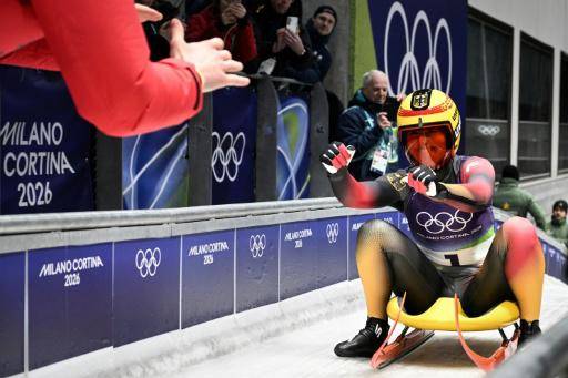 Julia Taubitz festeja con un miembro de su equipo tras terminar su participación en la prueba individual de luge, donde se colgó el oro. En Cortina d'Ampezzo (norte de Italia), el 10 de febrero de 2026