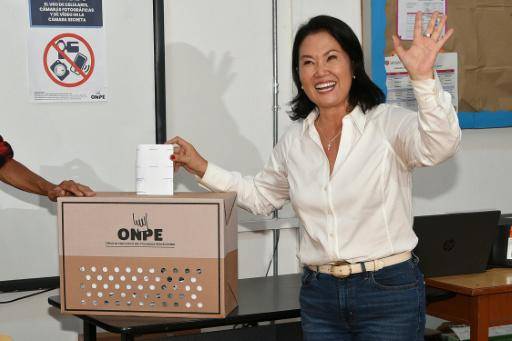 La candidata presidencial Keiko Fujimori vota en Lima, Perú, el 12 de abril de 2026.