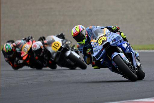 El piloto español Fermín Aldeguer rueda por delante del italiano Luca Marini (con el número 10) y el sudafricano Brad Binder durante el Gran Premio de Japón de MotoGP, el 4 de octubre de 2026 en el circuito de Motegi