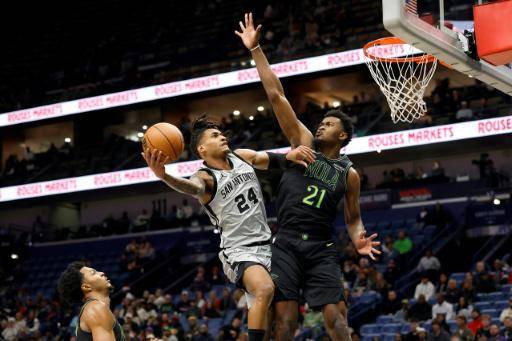 Devin Vassell, de San Antonio, ataca el aro de los Pelicans ante la marca de Yves Missi en partido de la temporada regular de la NBA jugado en Nueva Orleans el 8 de diciembre de 2025