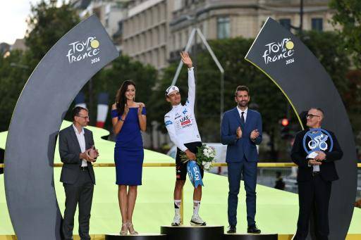 El ciclista mexicano Isaac del Toro, del equipo UAE Team Emirates, celebra en el podio con el maillot blanco de mejor joven tras la 21.ª etapa de la 113.ª edición del Tour de Francia, una carrera de 88,7 km con salida y llegada en París, el 26 de julio de 2026