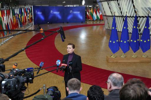 La primera ministra danesa, Mette Frederiksen, atiende a la prensa antes de una cumbre de la Unión Europea en Bruselas para analizar las relaciones transatlánticas, el 22 de enero de 2026