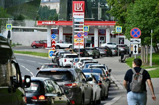Decenas de vehículos guardan cola para repostar combustible en una gasolinera de la compañía Lukoil, el 30 de junio de 2026 en Moscú