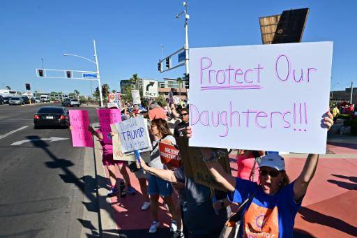 Defensoras del derecho al aborto se manifiestan con un cartel de 'Proteged a nuestras hijas' el 15 de abril de 2024 en Scottsdale (Arizona), estado de EEUU donde su máximo tribunal restableció una ley de 1864 que prohíbe casi totalmente el aborto