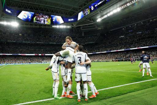 Los jugadores del Real Madrid celebran el tercer gol en la victoria por 3-2 en el Clásico frente al Barcelona en la 32ª jornada de LaLiga, en el Estadio Santiago Bernabéu el de Madrid el 21 de abril de 2024