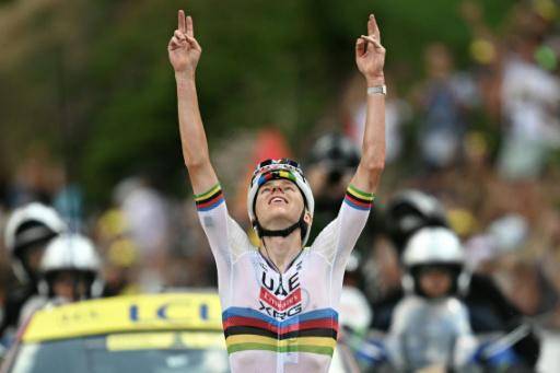 Tadej Pogacar cruza la meta en primer lugar en la sexta etapa del Tour de Francia. En Gavarnie-Gèdre, en los Pirineos franceses, el 9 de julio de 2026