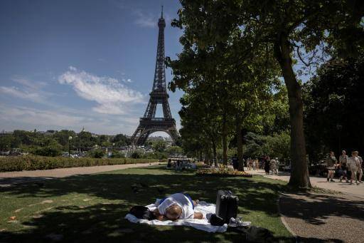 El operador de la Torre Eiffel informó que el monumento cerrará excepcionalmente este sábado y domingo a las 16H00 (14H00 GMT) debido a las altas temperaturas pronosticadas