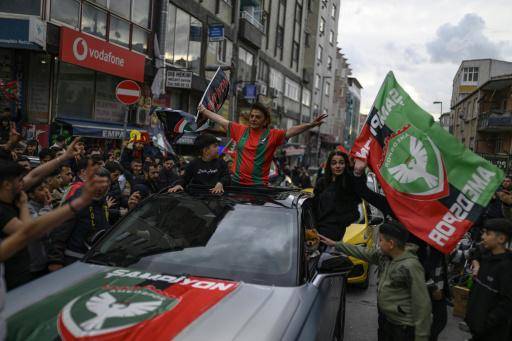 Aficionados del Amedspor celebran el ascenso de su equipo por las calles de Estambul, el 2 de mayo de 2026