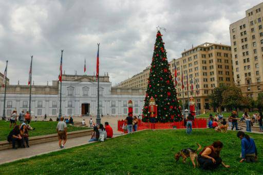 Un árbol de navidad frente al Palacio presidencial de La Moneda, en Santiago, en una imagen del 6 de diciembre de 2025