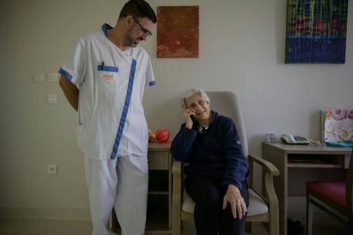AFP | Una enferma de Alzheimer utiliza un teléfono para hablar con un chatbot de IA llamado 'Livana', en un hogar de cuidado para personas con enfermedades neurodegenerativas, en Septfonds, Francia.