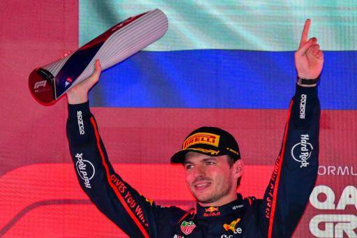 El piloto neerlandés Max Verstappen levanta el trofeo en el podio tras ganar el Gran Premio de Fórmula 1 de Catar, en el circuito internacional de Lusail, el 30 de noviembre de 2025
