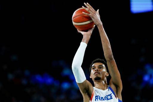 (ARCHIVO) El francés Victor Wembanyama lanza a canasta en el partido de los cuartos de final del baloncesto masculino entre Francia y Canadá durante los Juegos Olímpicos de París 2024, celebrado en el Bercy Arena de París el 6 de agosto de 2024